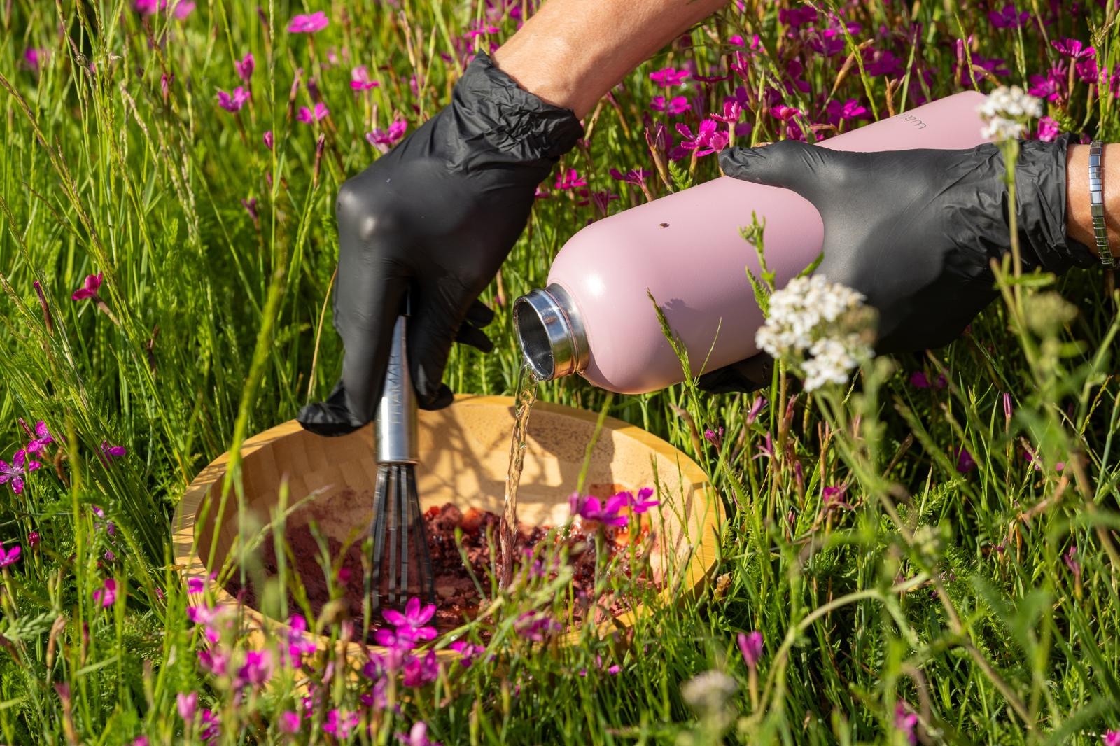 Natuurlijke haarkleuring wordt gemengd tussen bloemen